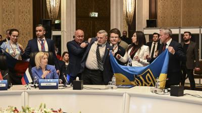 Empurrões, socos e bandeiras a voar: russos e ucranianos foram a uma cimeira e não correu bem - TVI