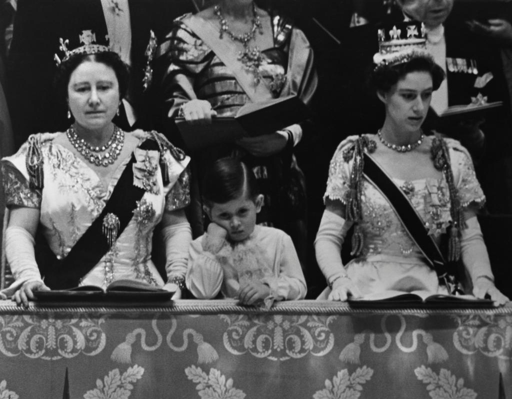 Príncipe Carlos com a avó, a rainha-mãe, e a tia, a rainha Margarida, na coroação da mãe, a rainha Isabel II (PA Images via Getty Images)
