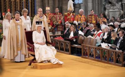 O significado oculto por trás do traje de coroação de Camilla - TVI