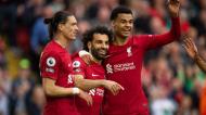 Mohamed Salah festeja golo no Liverpool-Brentford com Darwin Núñez e Cody Gakpo (Peter Powell/EPA)