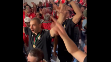 VÍDEO: voleibol do Benfica festeja no meio dos adeptos vitória... do futebol