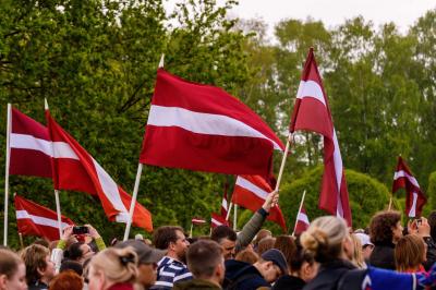 Russos da Letónia fazem teste de letão para provar lealdade ao país. Se reprovarem, são deportados - TVI