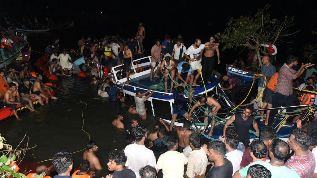 Operação de resgate em Kerala, na India, no dia 7 de maio. Um barco turístico capotou e pelo menos 20 morrem. (AFP/ Getty Images)