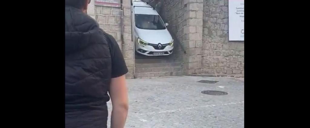 Carro preso em escadas em Ávila, Espanha