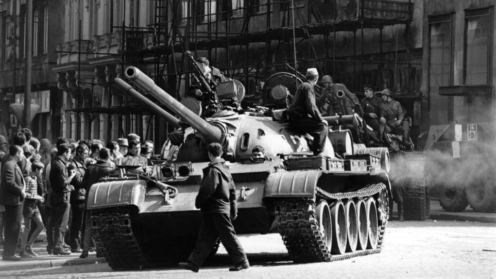 Tanques T-55 percorrem as ruas de Praga, capital da então Checoslováquia, em 1968. Reg Lancaster/Hulton Archive/Getty Images