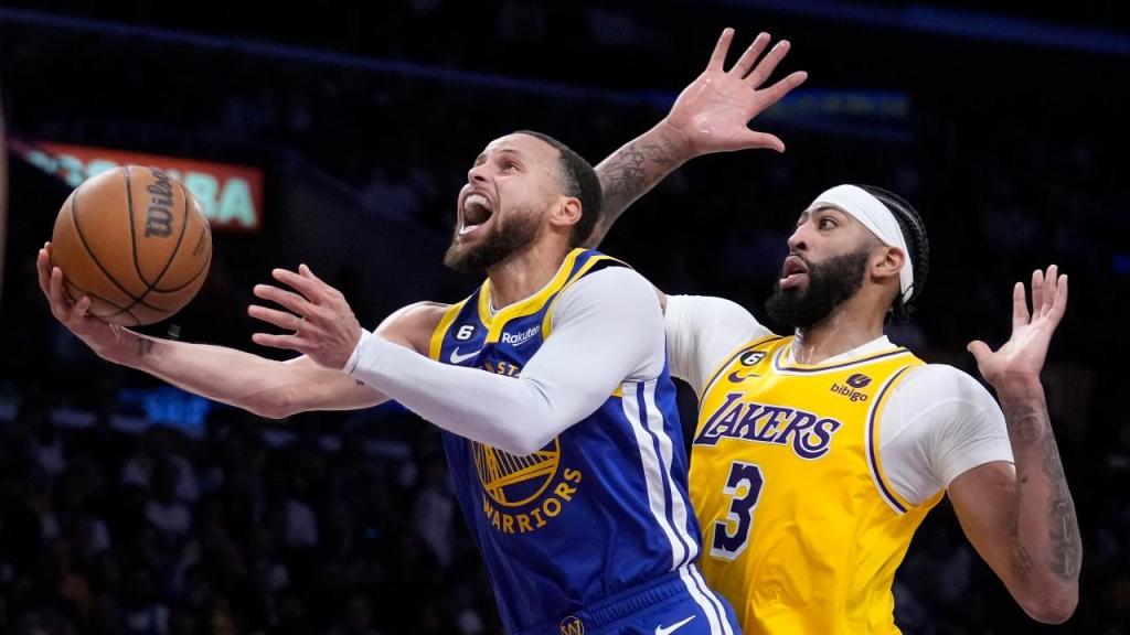 Stephen Curry e Anthony Davis no Los Angeles Lakers-Golden State Warriors (AP/Marcio Jose Sanchez)