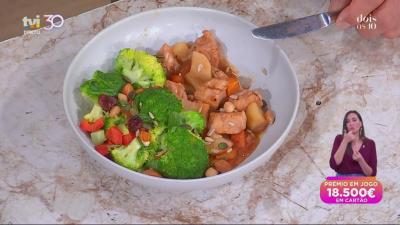 João Ribeiro prepara um saudável e delicioso estufado de frango com legumes à portuguesa - TVI