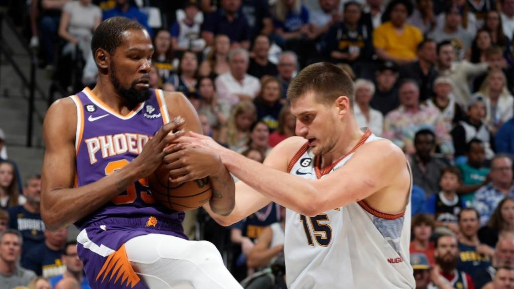 Kevin Durant e Nikola Jokic no Denver Nuggets-Phoenix Suns (AP/David Zalubowski)