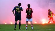 Marco Materazzi e Rui Costa no Inter-Milan de 12 de abril de 2005, o último «Derby della Madonnina» nas competições europeias (AP/Alberto Pellaschiar)