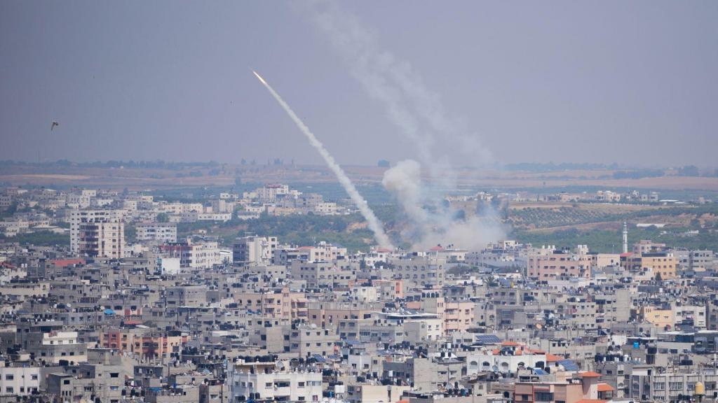 Envio de foguete contra Israel a partir da Faixa de Gaza (Hatem Moussa/AP)