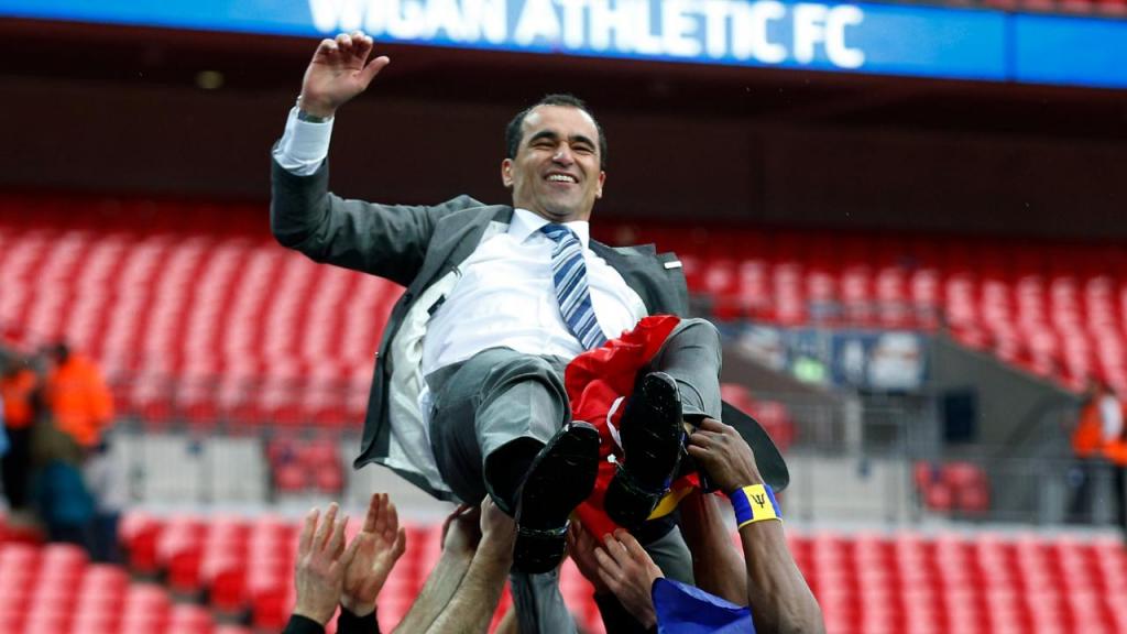 Roberto Martínez festeja a conquista da FA Cup (AP Photo/Matt Dunham)