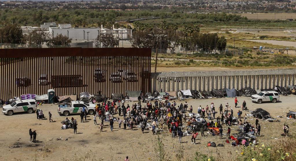 Migrantes na fronteira mexicana com os EUA (EPA)