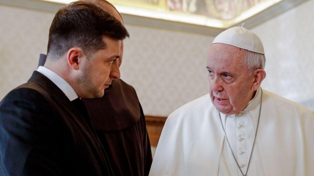 Volodymyr Zelensky com o Papa Francisco (Gregorio Borgia/AP)