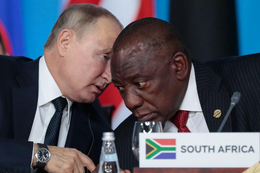 Vladimir Putin e Cyril Ramaphosa (AP)
