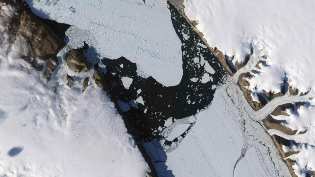 Cientistas descobriram uma nova e preocupante fonte de degelo no Glaciar Petermann, aqui fotografado em 2010. Jesse Allen/Robert Simmon/Observatório Terrestre da NASA/AP