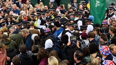 Fã da família real britânica queria ver o rei, mas acabou detida durante 13 horas por estar junto a uma manifestação. Polícia pediu desculpa - TVI