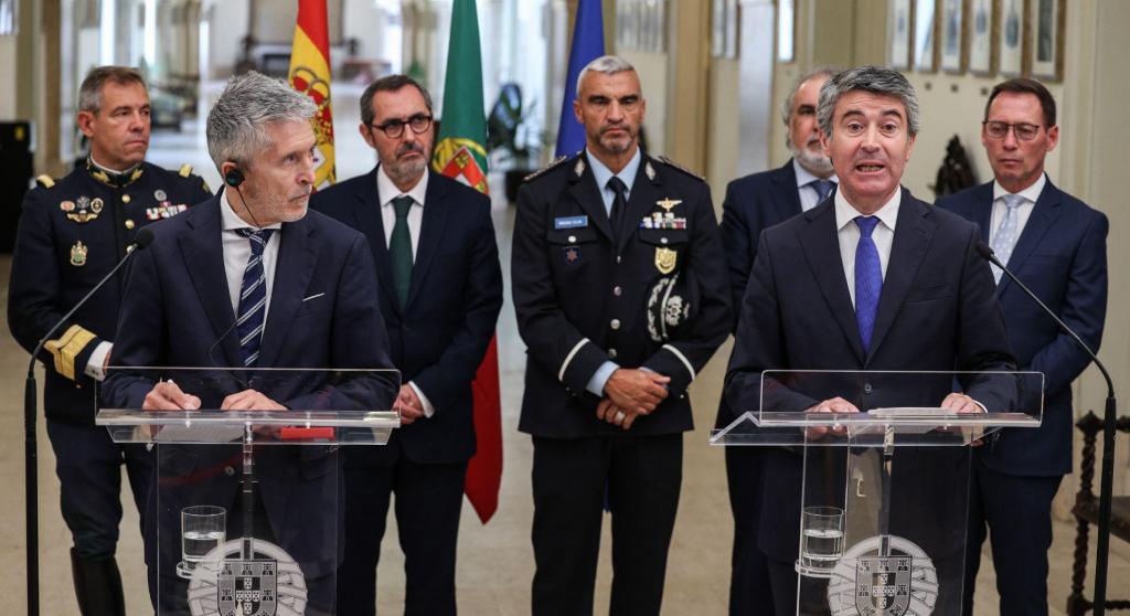 O ministro do Interior de Espanha, Fernando Grande-Marlaska, e o ministro da Administração Interna de Portugal, José Luís Carneiro (Lusa/ Miguel A. Lopes)
