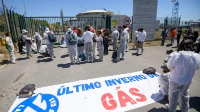 Ativistas acorrentam-se na portaria principal do Terminal de GNL em Sines - TVI