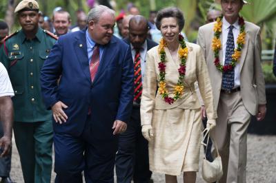 Dinheiro, TikTok e insultos: polémica ida à coroação de Carlos III leva ministro dos Negócios Estrangeiros da Papua-Nova Guiné a demitir-se - TVI