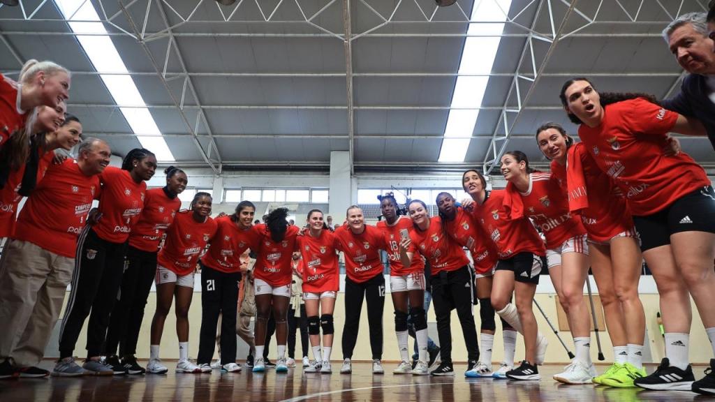 Equipa feminina de andebol do Benfica festeja título após o triunfo sobre o Colégio de Gaia (Foto: FP Andebol)