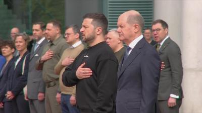 Zelensky recebido em Berlim com honras militares por Olaf Scholz - TVI