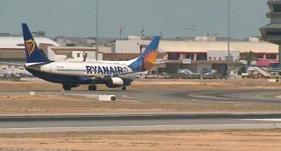 Avião da Ryanair aterra de emergência no aeroporto de Faro - TVI