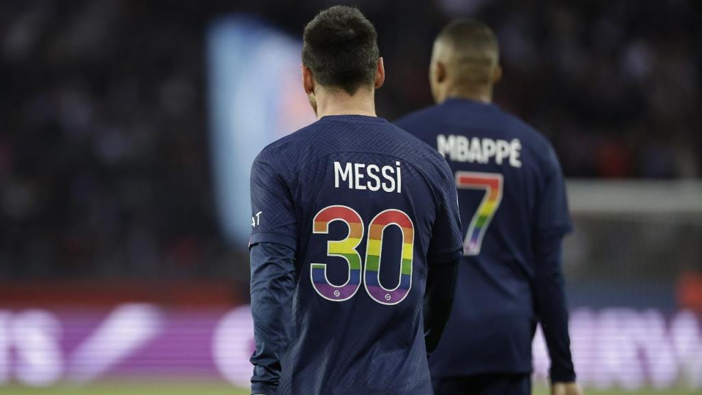 Messi com camisola de apoio à causa LGBTQIA+ (EPA/CHRISTOPHE PETIT TESSON)