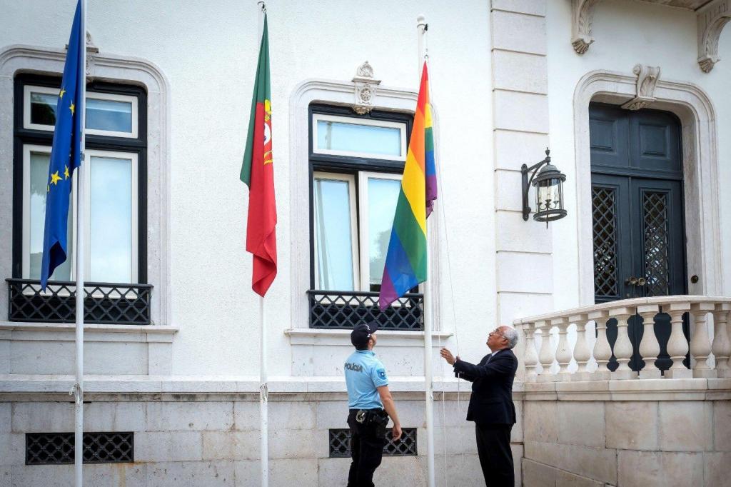 Costa promete combate à discriminação sexual e hasteia bandeira do arco-iris em S. Bento