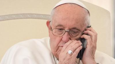 Papa Francisco interrompe audiência para atender uma chamada - TVI
