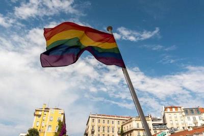 Câmara de Lisboa hasteou bandeira arco-íris contra homofobia - TVI