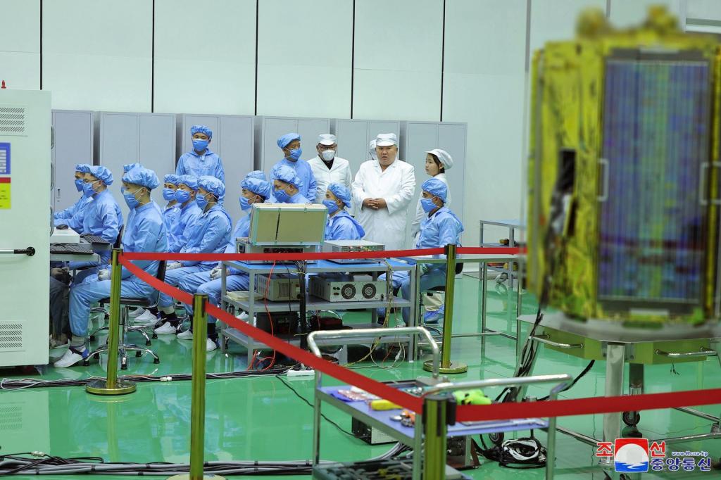 Kim Jong-un inspecciona satélite espião "pronto a ser instalado" com a filha. Foto: EPA/KCNA