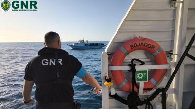 GNR resgata 138 migrantes, a maioria mulheres e crianças, ao largo da costa italiana - TVI