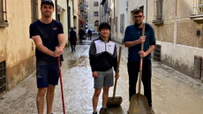 Fórmula 1: sem corrida, Tsunoda ajuda a limpar as ruas após as cheias
