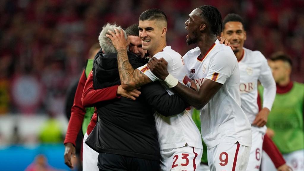 José Mourinho, Gianluca Mancini e Tammy Abraham festejam apuramento da Roma para a final da Liga Europa (AP/Martin Meissner)