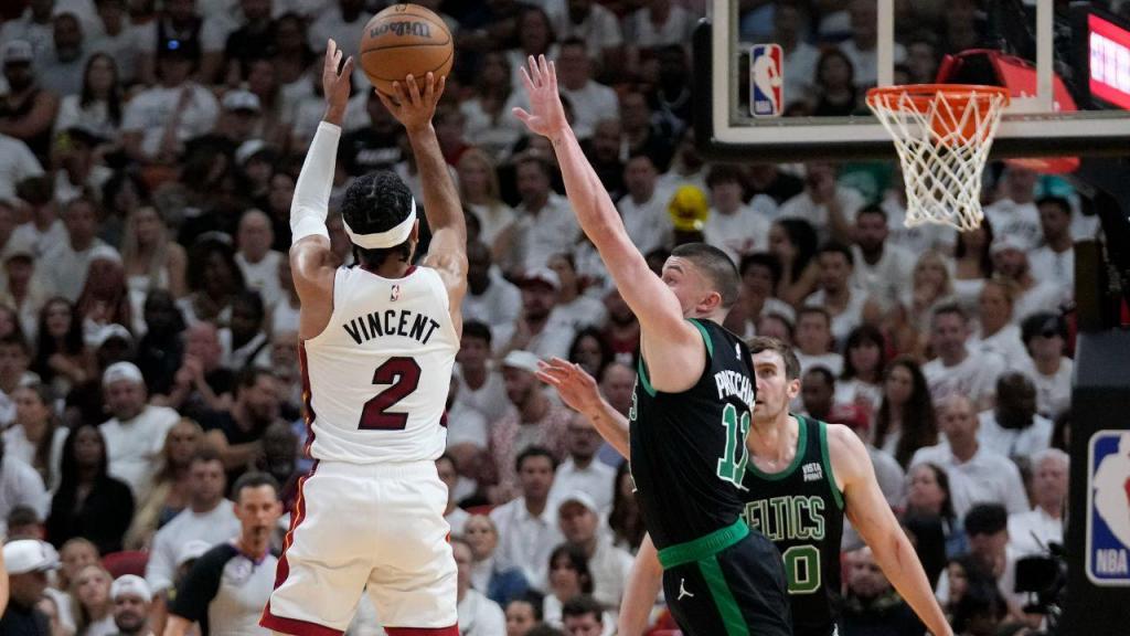 Gabe Vincent nos Miami Heat-Boston Celtics (AP Photo/Wilfredo Lee)