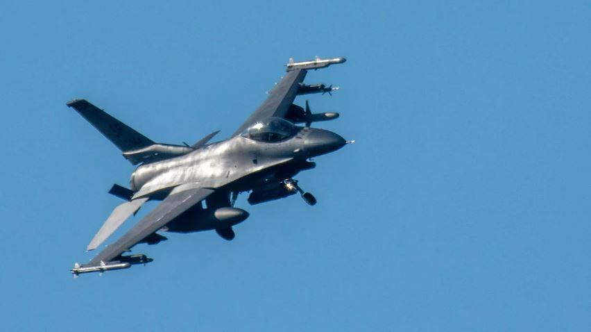 Um caça F-16 Fighting Falcon prepara-se para aterrar no aeródromo militar dos EUA em Spangdahlem, na Alemanha. Harald Tittel/dpa/Reuters
