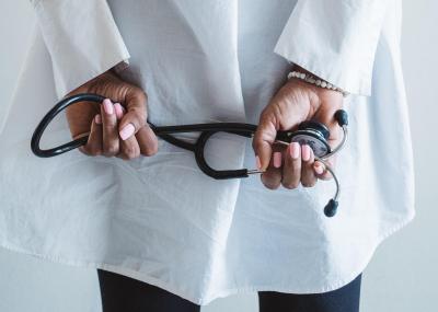 Médico detido por extorquir doentes em consultas no centro de saúde de Avis - TVI