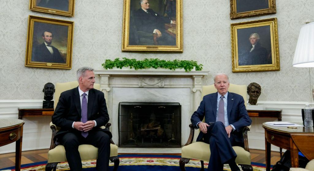 O líder da Câmara dos Representantes, Kevin McCarthy, encontrou-se o presidente Joe Biden (AP)