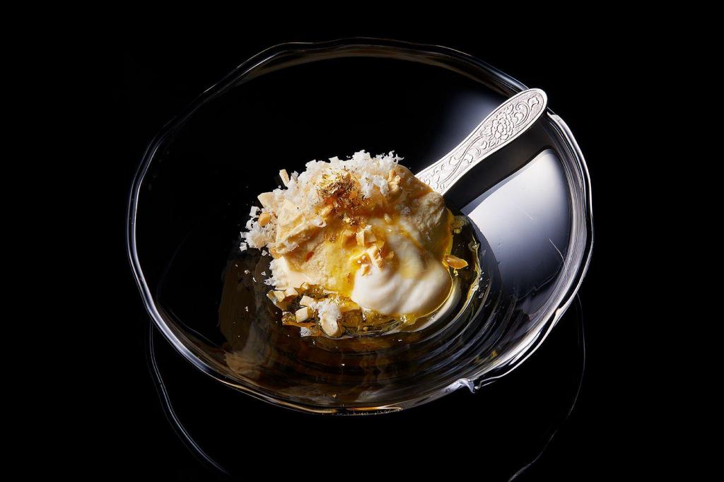 O gelado é coberto por uma folha de ouro comestível, dois tipos de queijo e "Sakekasu". Foto: cortesia do Guinness World Records