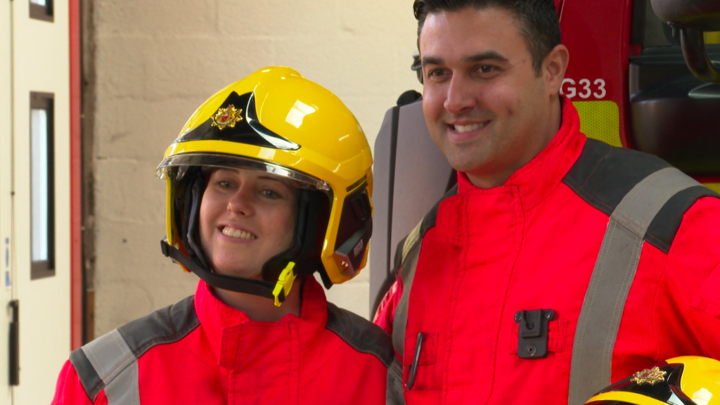 Laura Nutall com o comandante dos bombeiros de Manchester. (Greater Manchester Fire and Rescue)