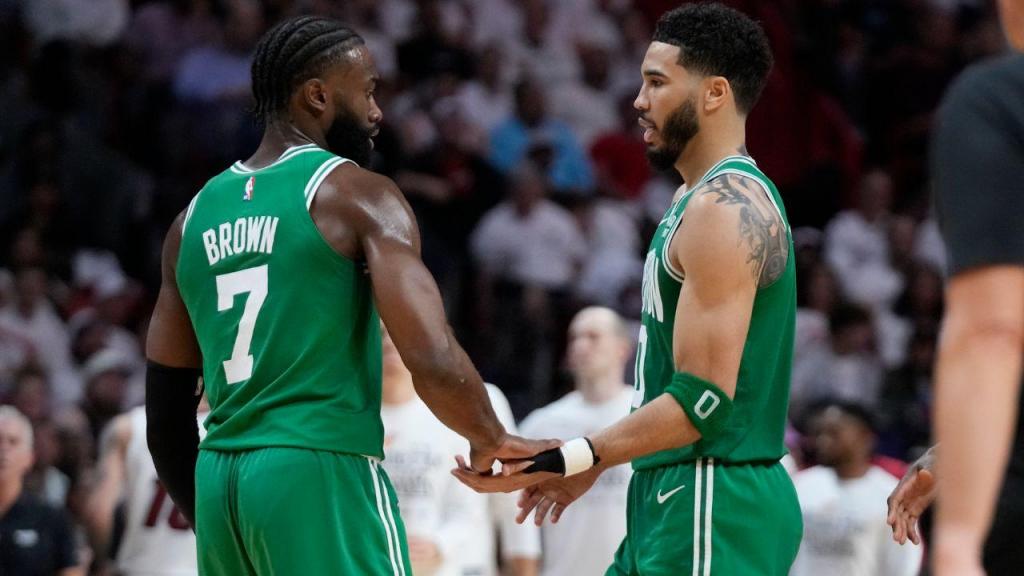 Jayson Tatum liderou os Celtics para a vitória em Miami (AP Photo/Wilfredo Lee)