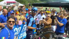 VÍDEO: interrompe etapa no Giro para tirar fotos e... beber um copo com a família