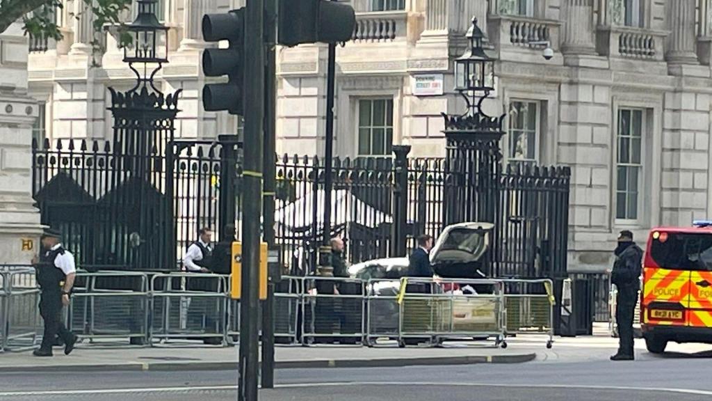 Carro colidiu com a residência do primeiro-ministro do Reino Unido (Ben Hatton/AP)