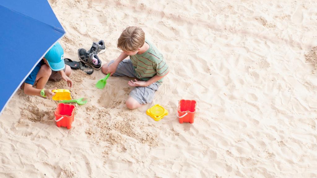 Crianças a brincar na praia (Kay-Paris Fernandes/Getty Images)