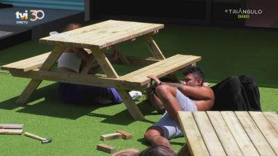 Mestre lança desafio aos concorrentes com uma ajuda especial: Construir mesas de piquenique! - TVI
