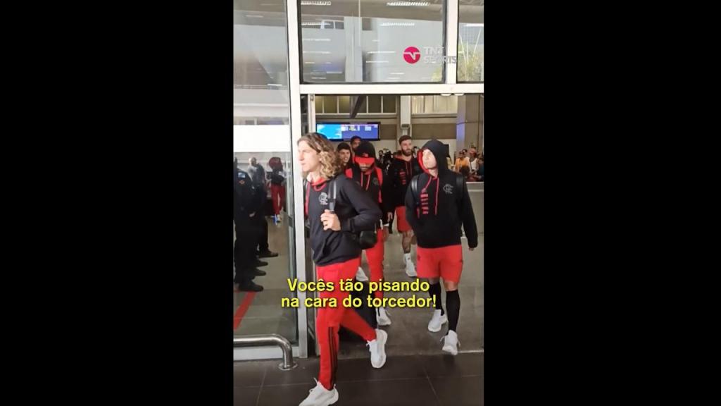 Jogadores do Flamengo apertados no aeroporto (vídeo/twitter)
