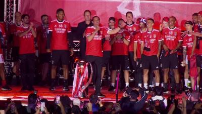 Rui Costa discursa no Marquês e acaba a cantar «Eu amo o Benfica» - TVI