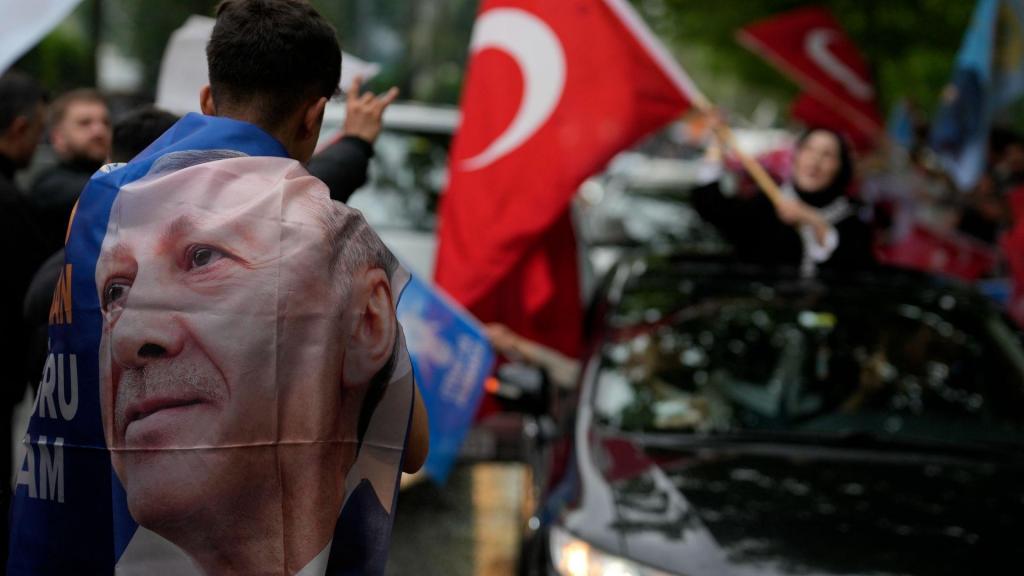 Apoiantes de Erdogan celebram reeleição (Khalil Hamra/AP)
