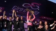 Primoz Roglic e a equipa Jumbo-Visma celebram vitória do esloveno no Giro (RICCARDO ANTIMIANI/EPA)