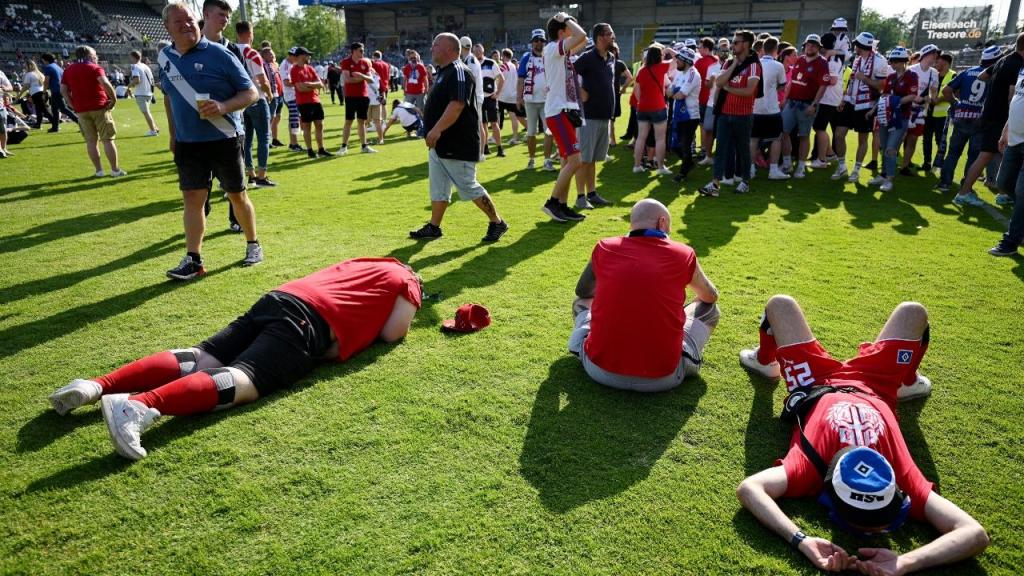 A desilusão dos adeptos do Hamburgo em Sandhausen depois de perceberem que a equipa não subiu e vai ter de passar pelo play-off (Matthias Hangst/Getty Images)